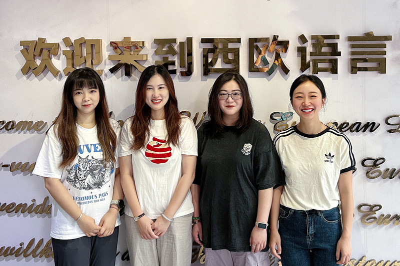 2025年6月16日，我校西欧语言搜狐体育意大利语专业叶萌教师团队（成员：顾茜 刘雨蒙 毛宏）凭借参赛课程《跨境电商意大利语》荣获第五届四川省高校教师教学创新大赛产教融合组三等奖 图片从左至右 叶萌 顾茜 刘雨濛 谭清月_副本.jpg